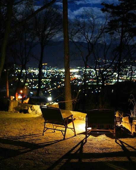 夜景の見える高台でキャンプ