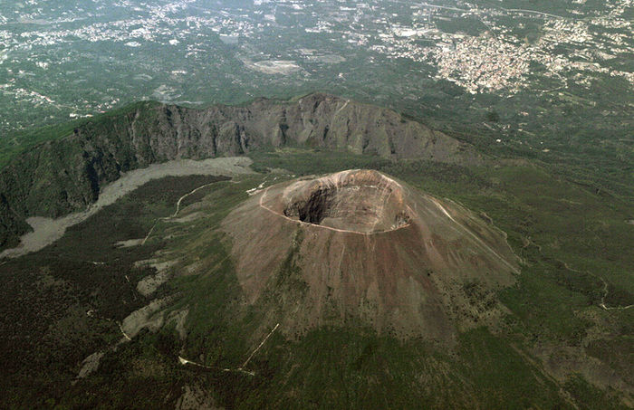 新燃岳の上空からの写真