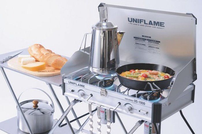 ユニフレームのバーナーで料理している様子