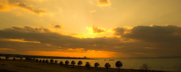 海沿いから見える夕焼けの写真