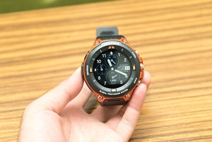 CASIO PRO TREK Smart WSD-F20を手に持った様子