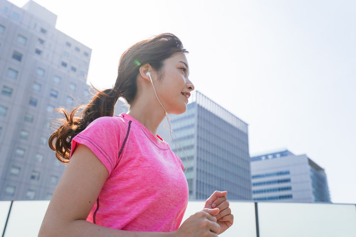 女性がランニングしている様子
