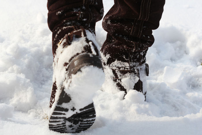 雪の中を歩くブーツ
