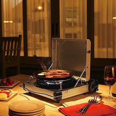 イワタニカセットコンロで肉を焼く様子