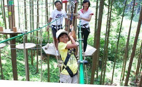 pica秩父のミューズパークで遊んでいる親子の写真