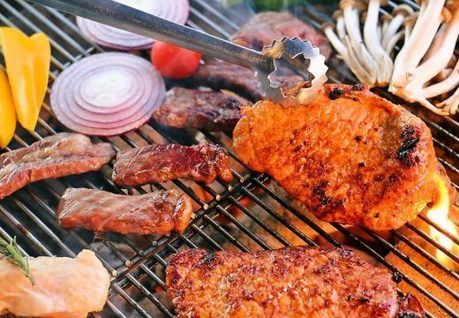 バーベキューで食材を焼いている写真