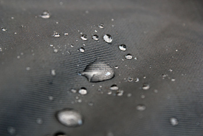 防水加工された素材が雨を弾いている写真