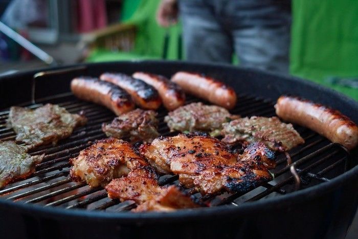 レンタルしたバーベキューコンロで肉を焼いている写真