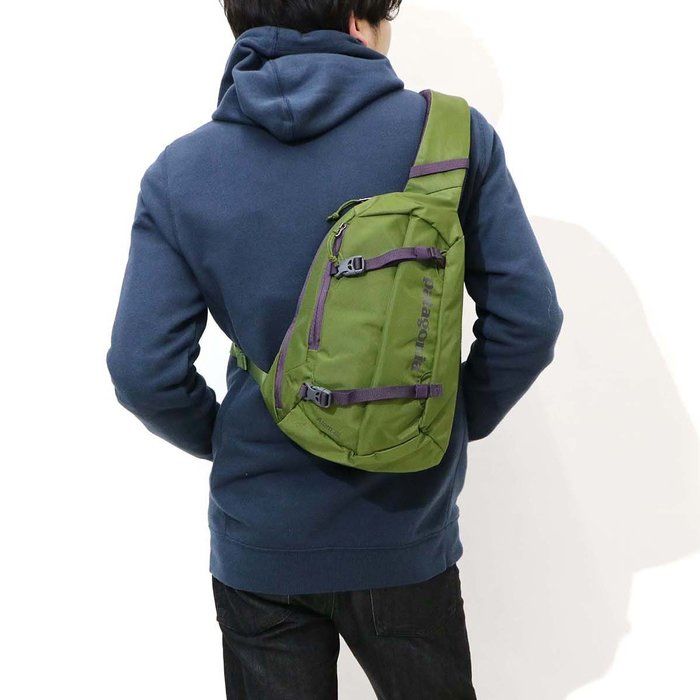 パタゴニアのバッグを付けた男性