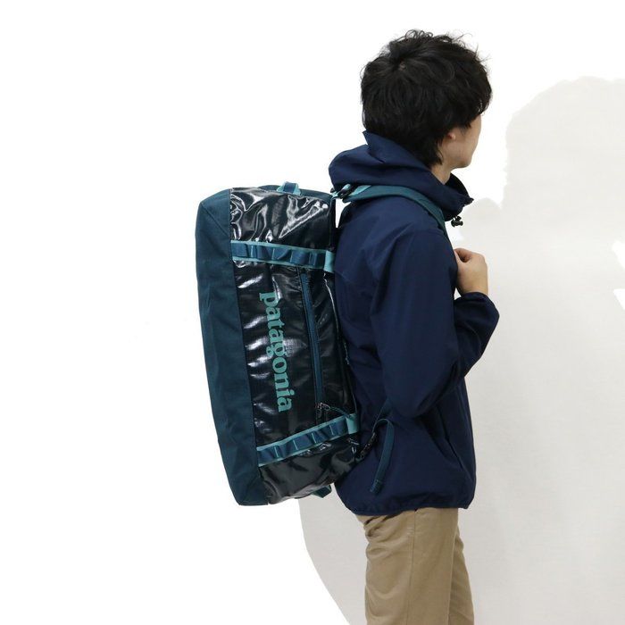 パタゴニアのバッグを背負った男性