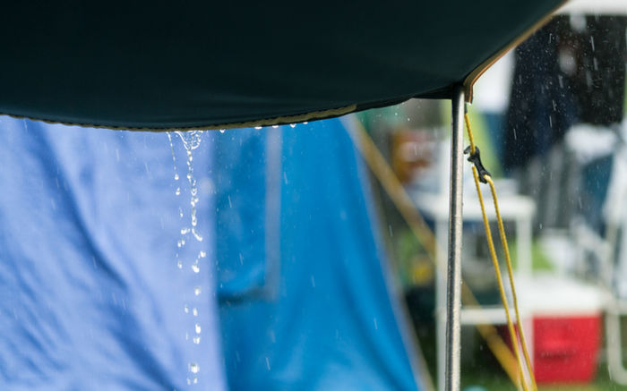 テントから雨が滴り落ちている写真