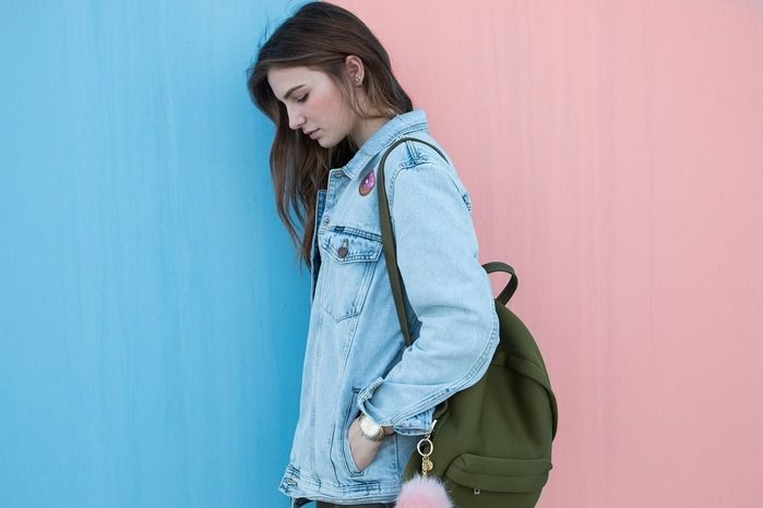 リュックを背負った女性の写真