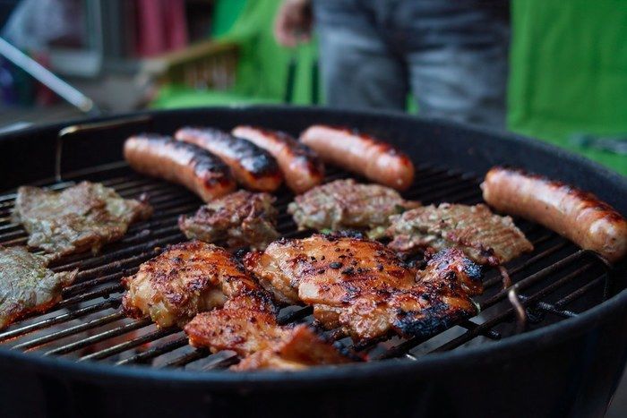バーベキューで肉を焼いている写真