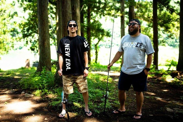 ニューエラのアパレルを着た二人の男性の写真
