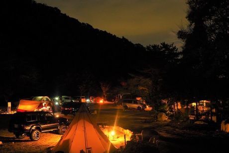 夜のキャンプ場