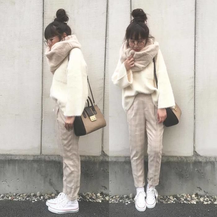 スニーカーを履く女性