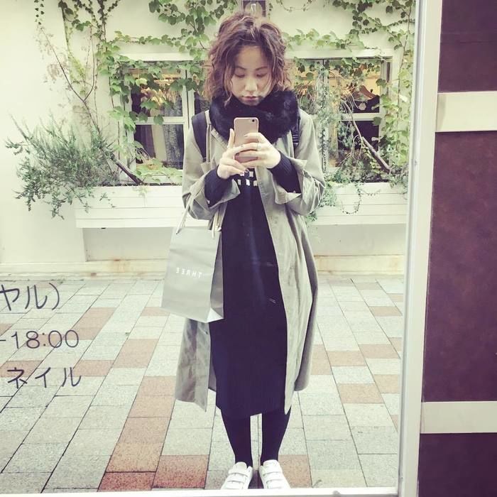 スニーカーを履いてコーディネートをする女性