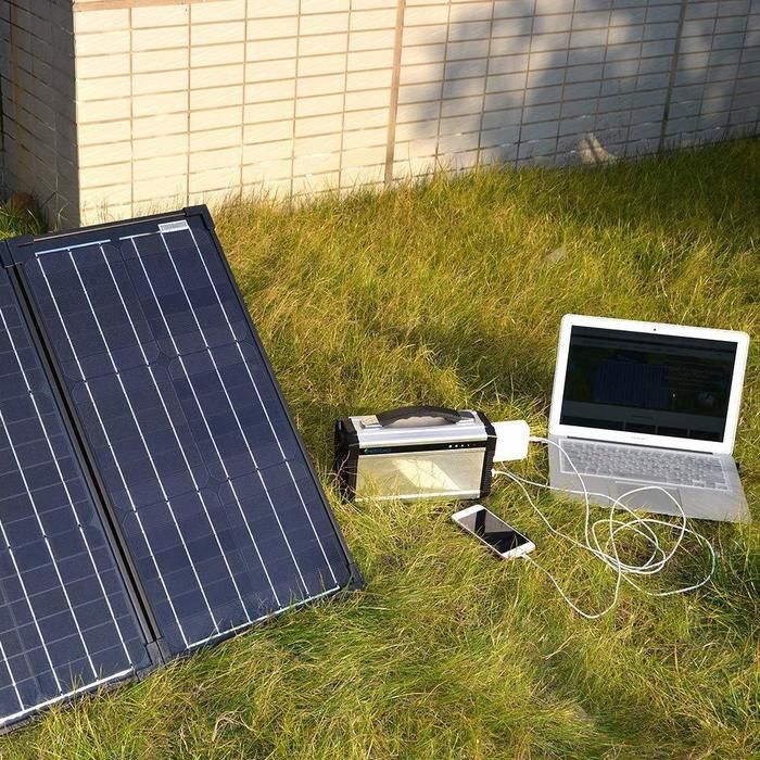 ソーラー発電でポータブル電源を使用している様子