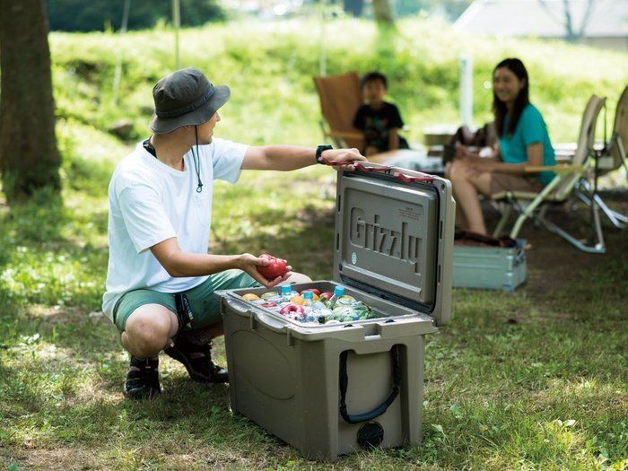 スノーピークのハードクーラーを開けている様子