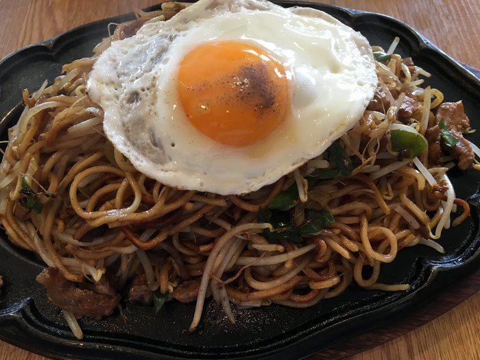 目玉焼きをのせたやきそば