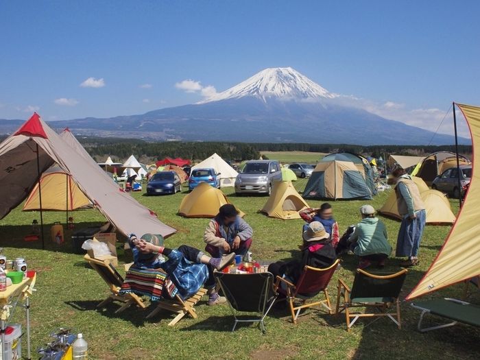 富士山の裾野でのキャンプの様子