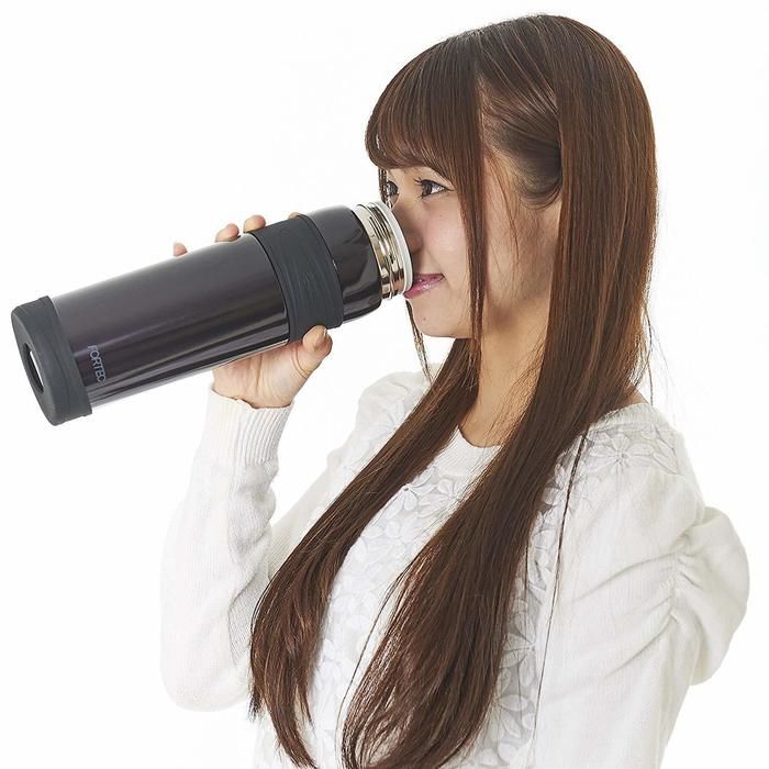 マグボトルを飲む女性