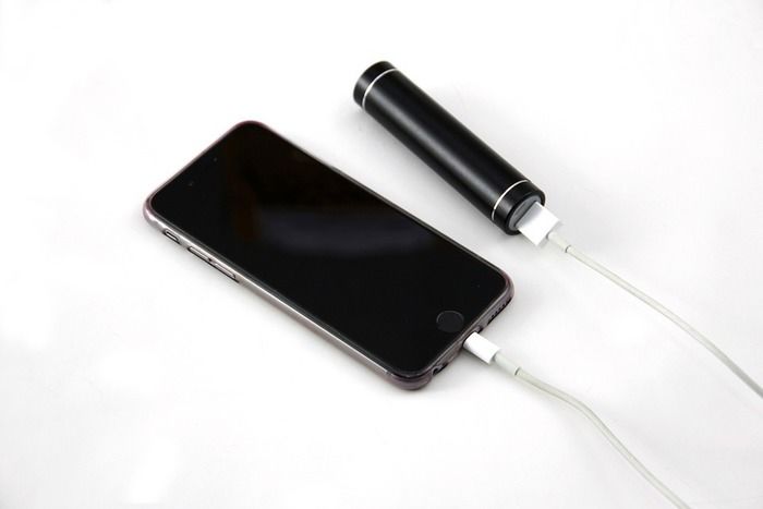 ケータイをモバイルバッテリーで充電している画像