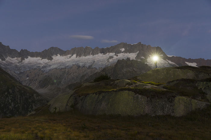 ヘッドライトをつけて登山をしている人の写真