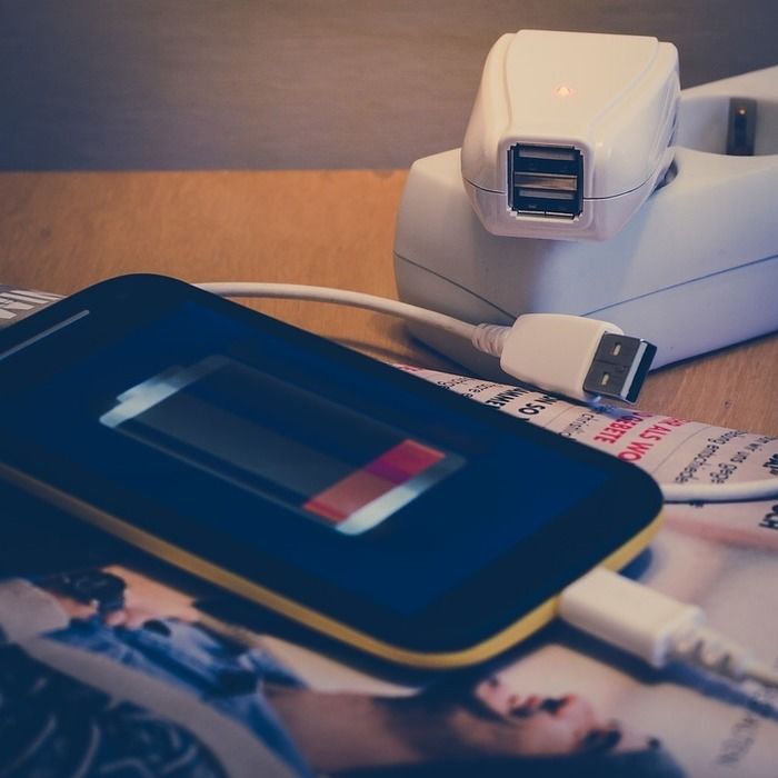 ケータイを充電している写真