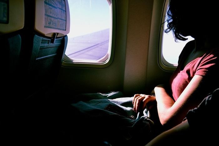 飛行機に乗っている女性の写真