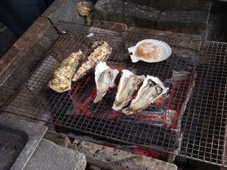 網で海鮮を焼いている写真