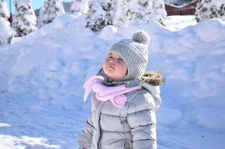 ダウンを着た少女の写真
