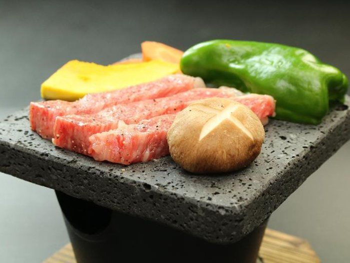 富士山の溶岩プレートに食材がのっている様子