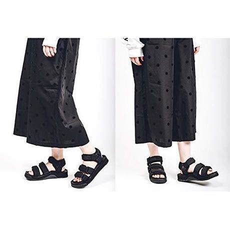 シャカのサンダルを履いた女性