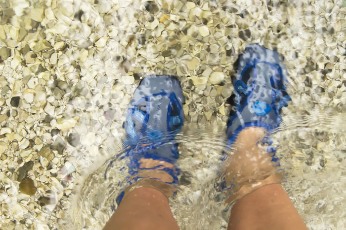 ウォーターシューズを履いて水に足を浸けている写真