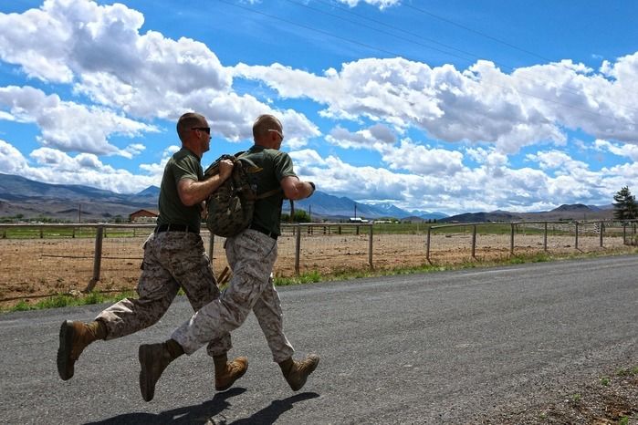 道路を走っている軍人