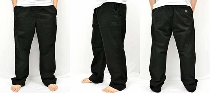 ワークパンツを履いた男性の写真