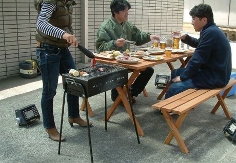 外で食事をしている様子