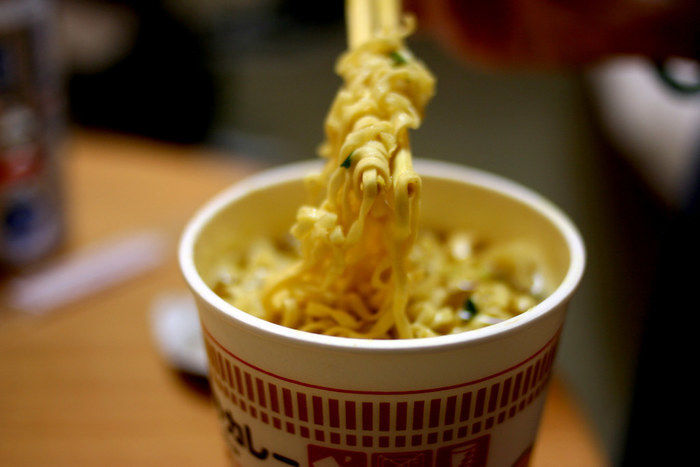 カップ麺を食べる様子