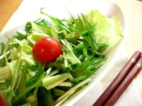 机上のサラダ