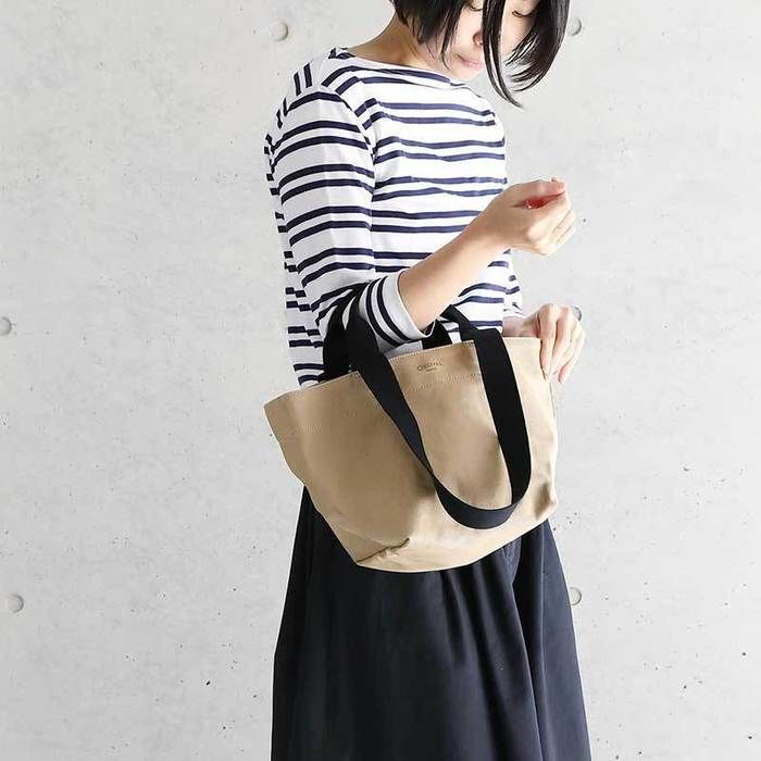 オーシバルのトートを持った女性