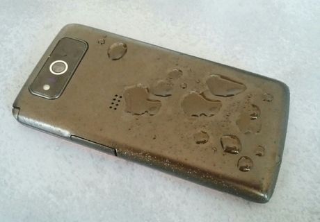 水に濡れたスマホ