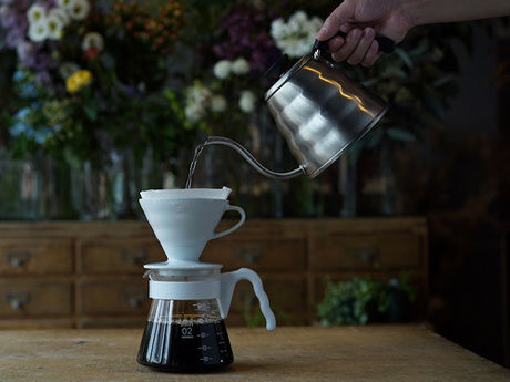 ハリオのドリッパーでコーヒーを淹れる様子