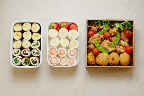 大人数用の弁当箱に入った弁当