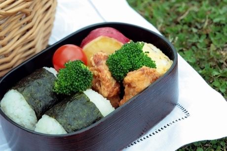 黒っぽい弁当箱に入った弁当