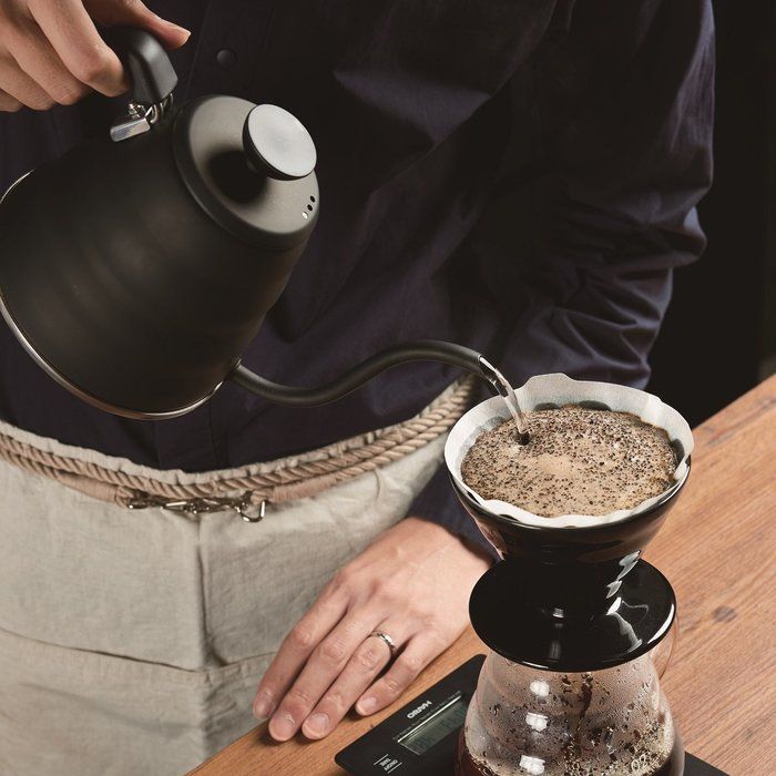 HARIOのV60透過ドリッパー02でコーヒーを淹れる様子