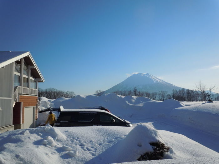 雪の中のコテージ