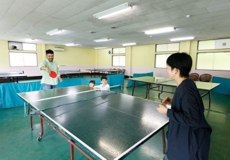 家族で卓球を楽しんでいる様子