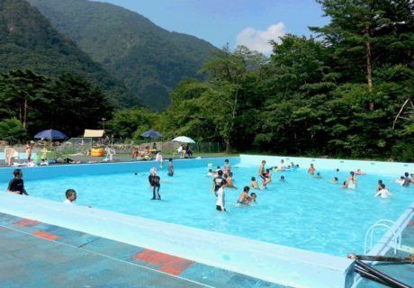 温泉プールで子供が遊んでいる様子