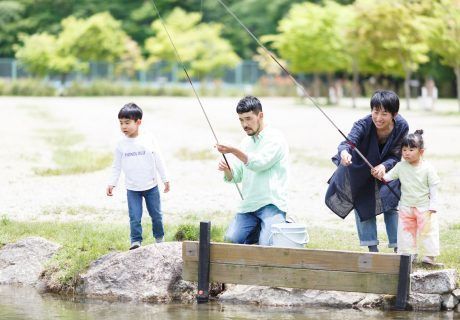 家族で釣りを楽しんでいる様子